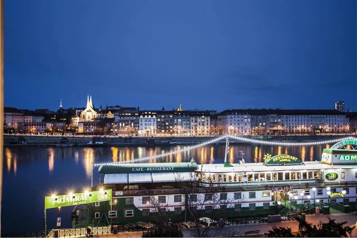 Stunning Riverview Apartment Prague