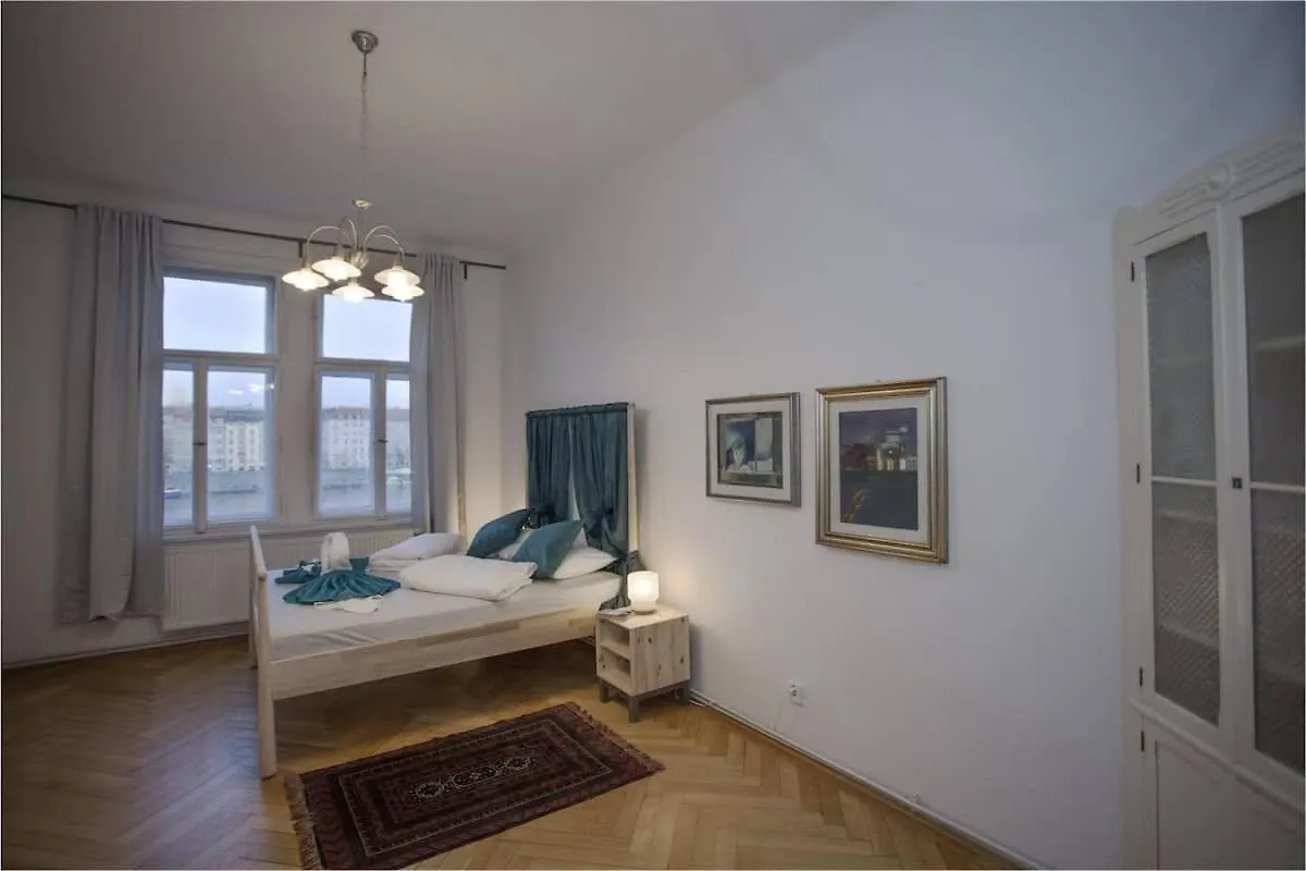 Stunning Riverview Apartment Prague