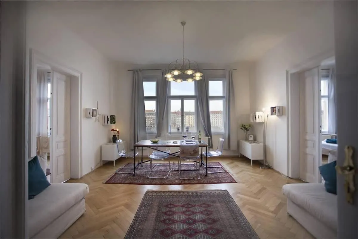 Stunning Riverview Apartment location