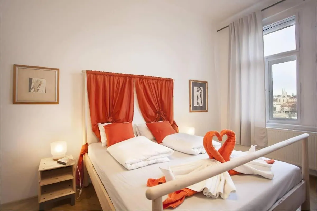 Stunning Riverview Apartment Prague
